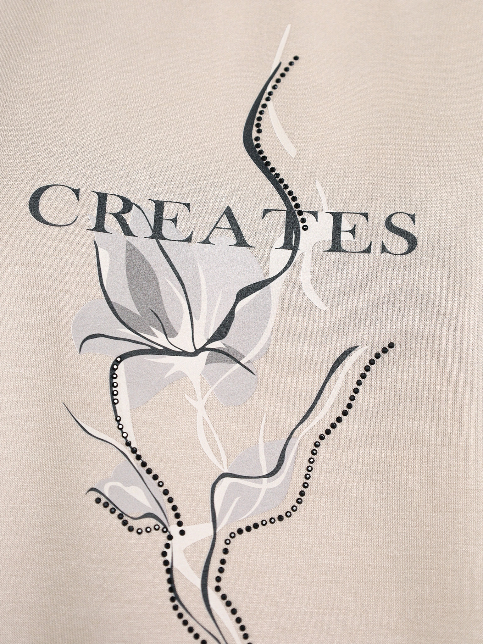 Джемпер бежевого цвета со стразами